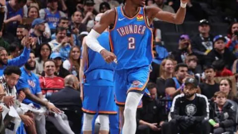 美国多地区遭遇寒潮大雪，引发2000余起车祸